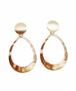 Christy Jean Boutique Kinsley Geometric Oval Earrings In Hammered Gold Jewelry