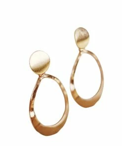 Christy Jean Boutique Kinsley Geometric Oval Earrings In Hammered Gold Jewelry
